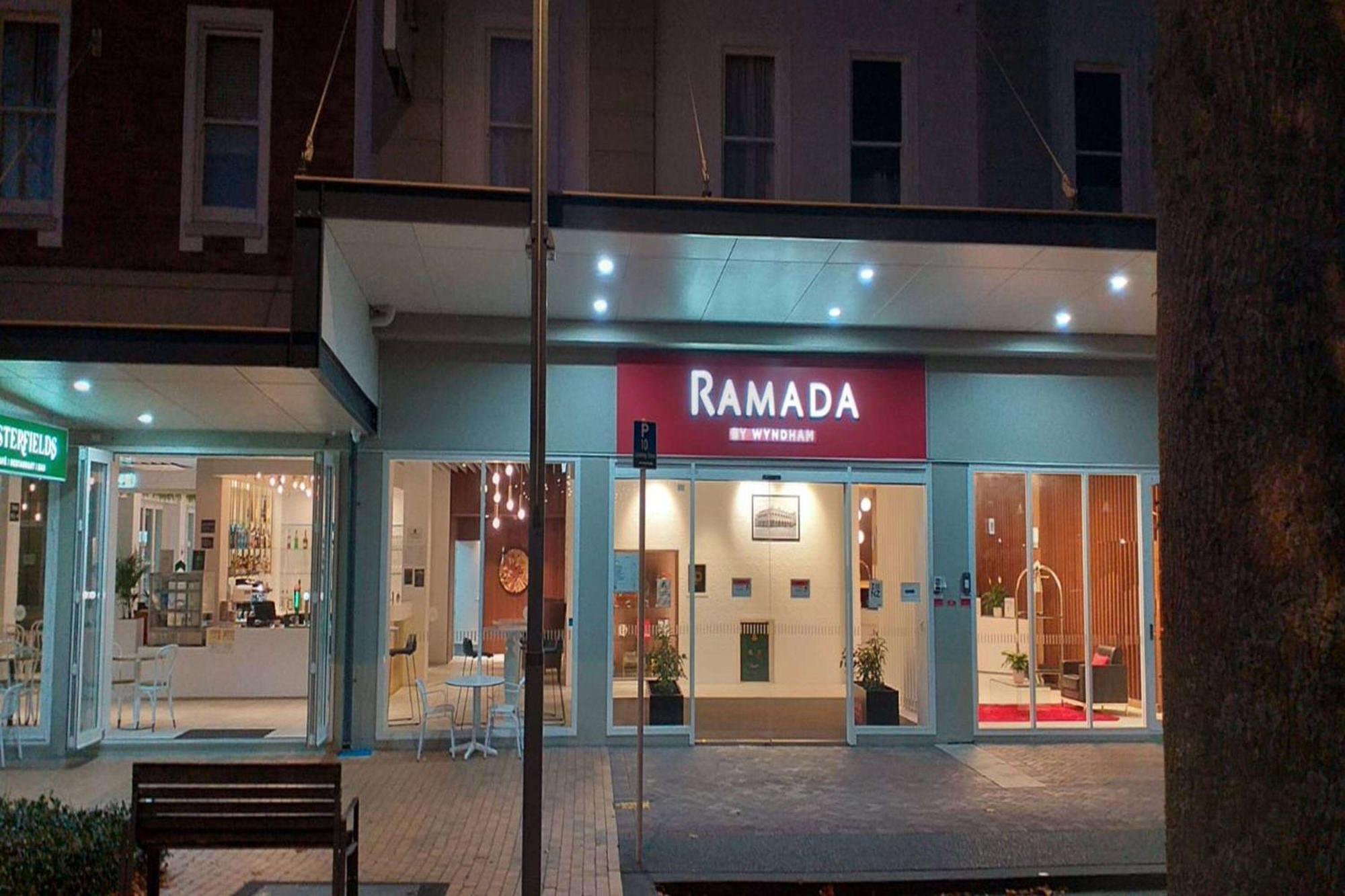 Ramada By Wyndham, Hamilton City Center Exteriör bild