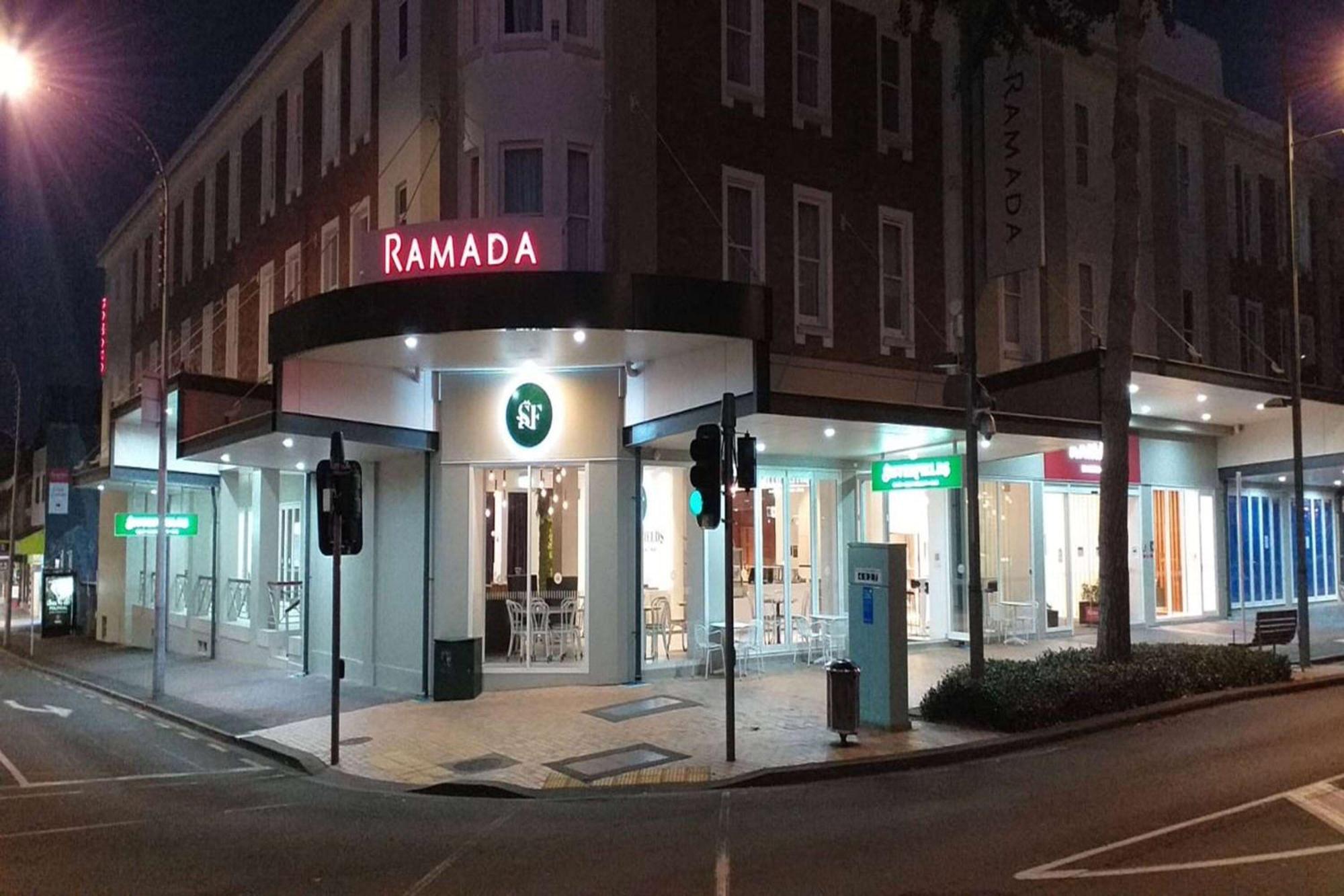 Ramada By Wyndham, Hamilton City Center Exteriör bild