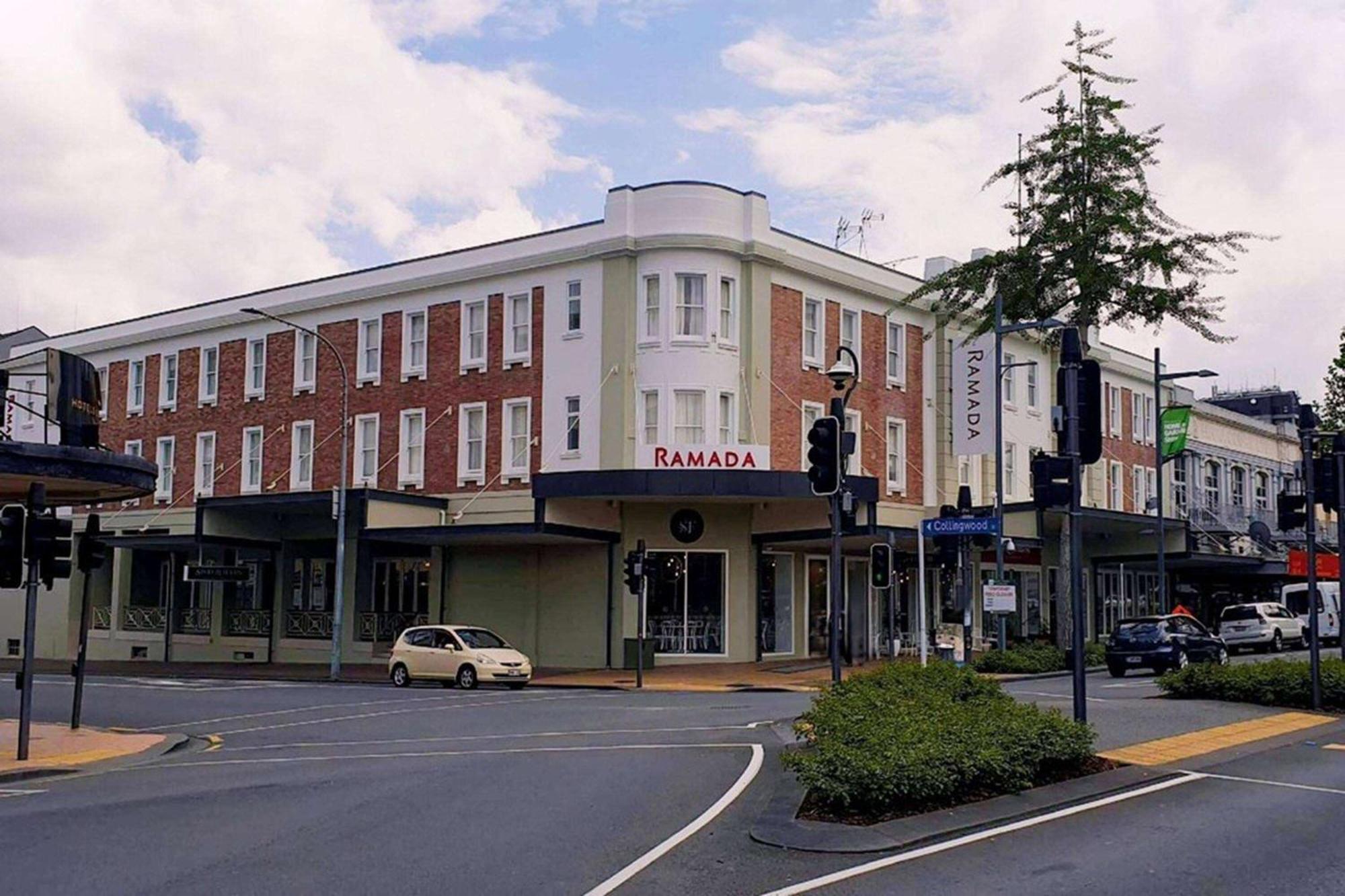Ramada By Wyndham, Hamilton City Center Exteriör bild