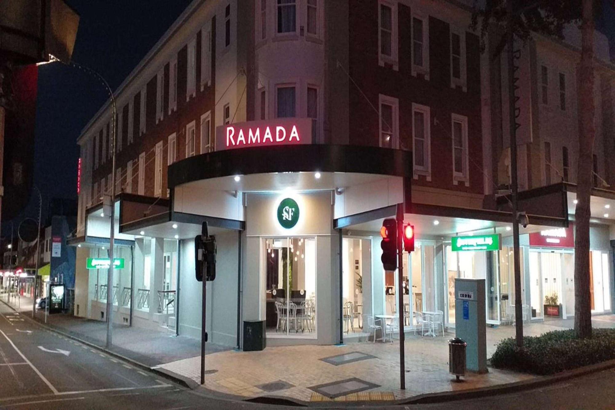 Ramada By Wyndham, Hamilton City Center Exteriör bild