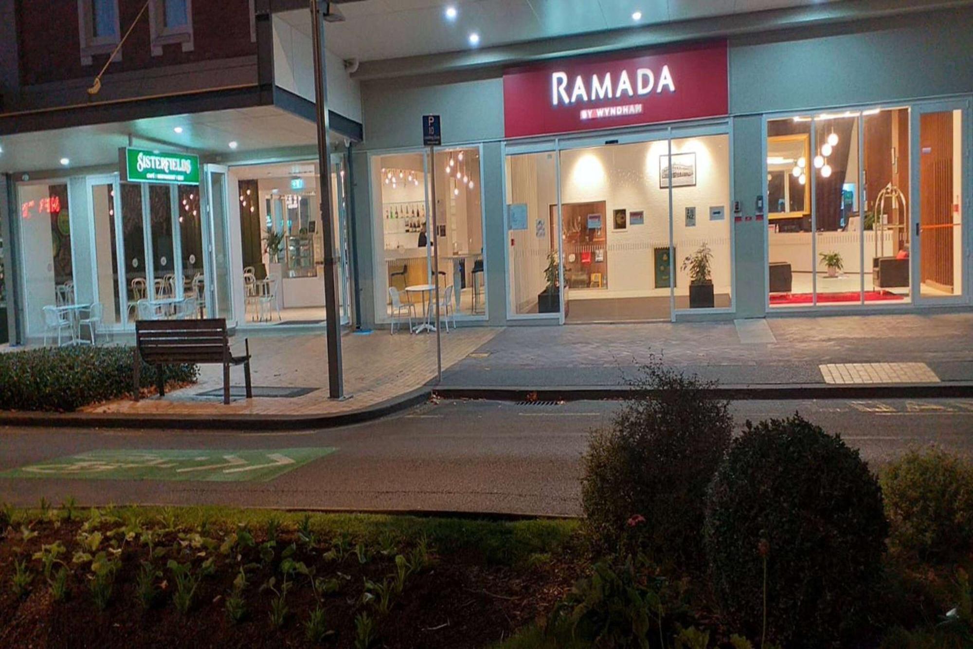 Ramada By Wyndham, Hamilton City Center Exteriör bild