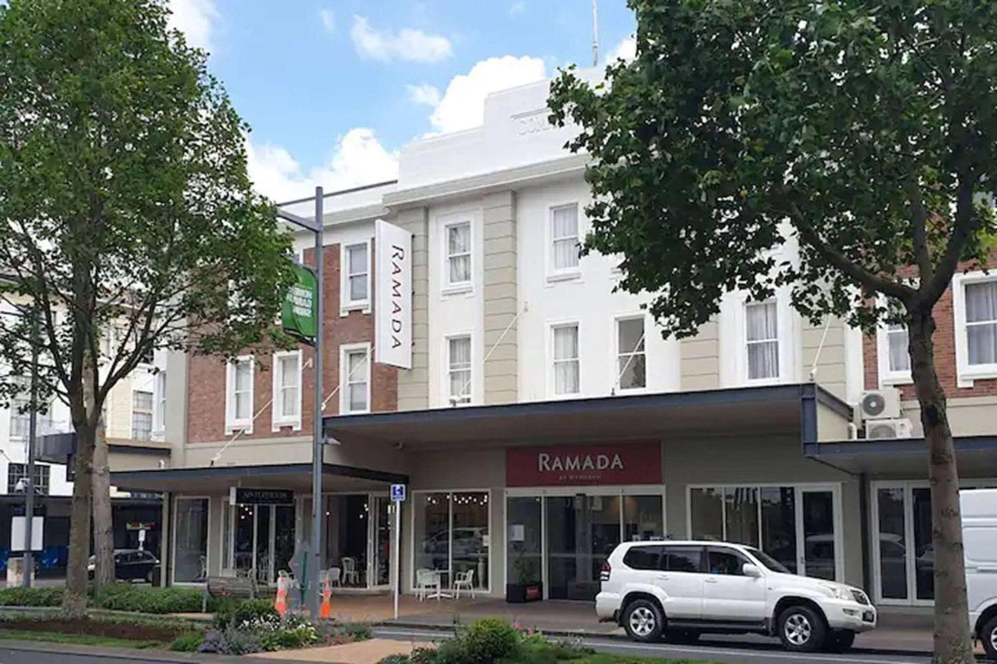 Ramada By Wyndham, Hamilton City Center Exteriör bild