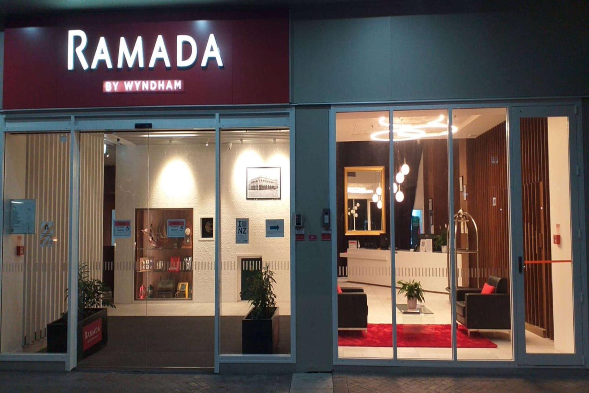 Ramada By Wyndham, Hamilton City Center Exteriör bild